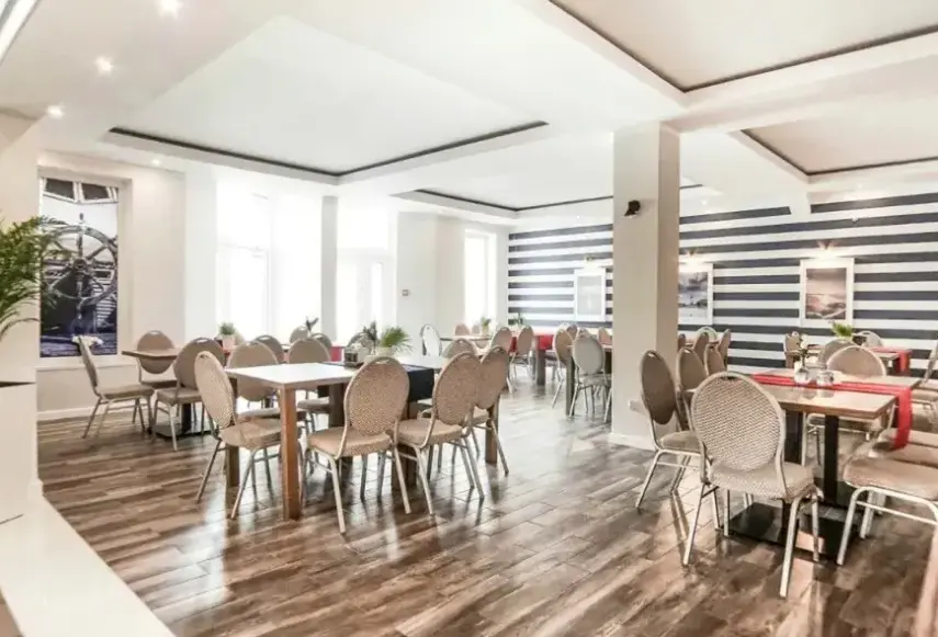 Restauracja i jedzenie w hotelu New Corner