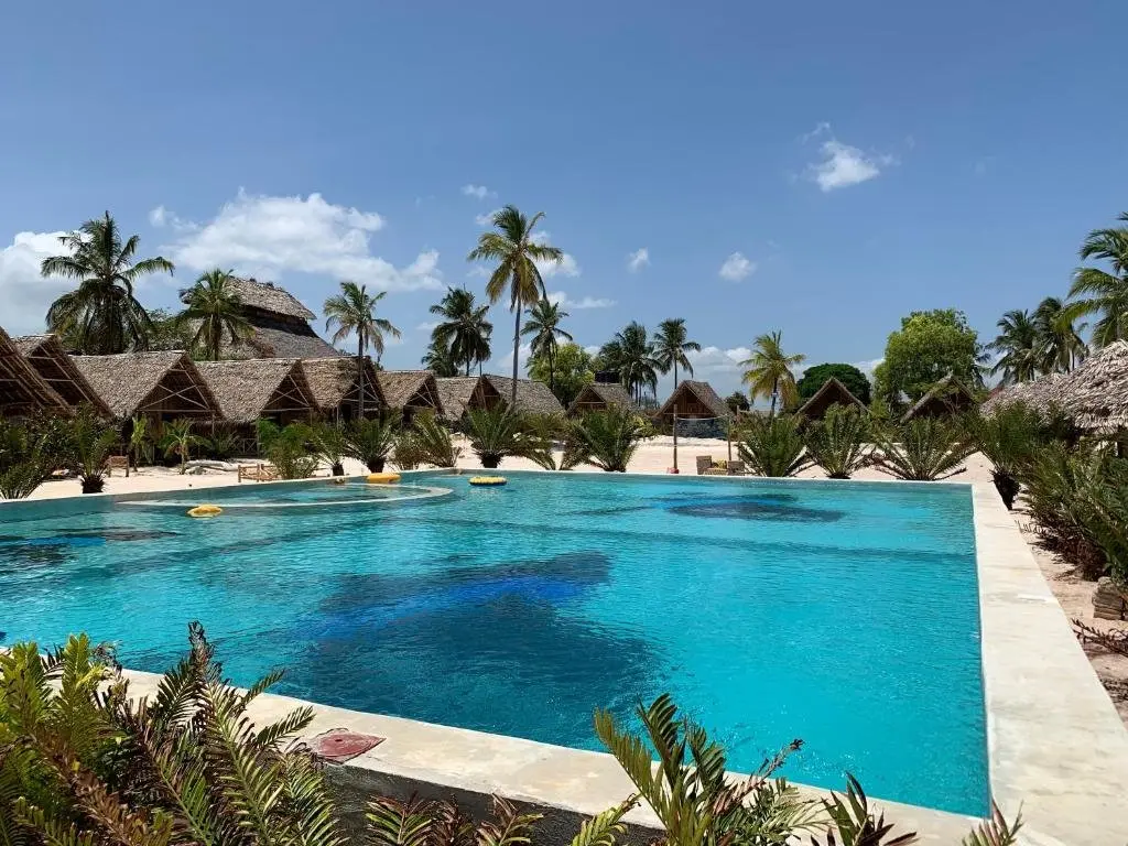 Basen w hotelu New Jambo Bungalows