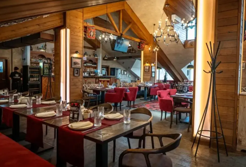 Restauracja i jedzenie w hotelu Oi Qaragai Mountain Resort