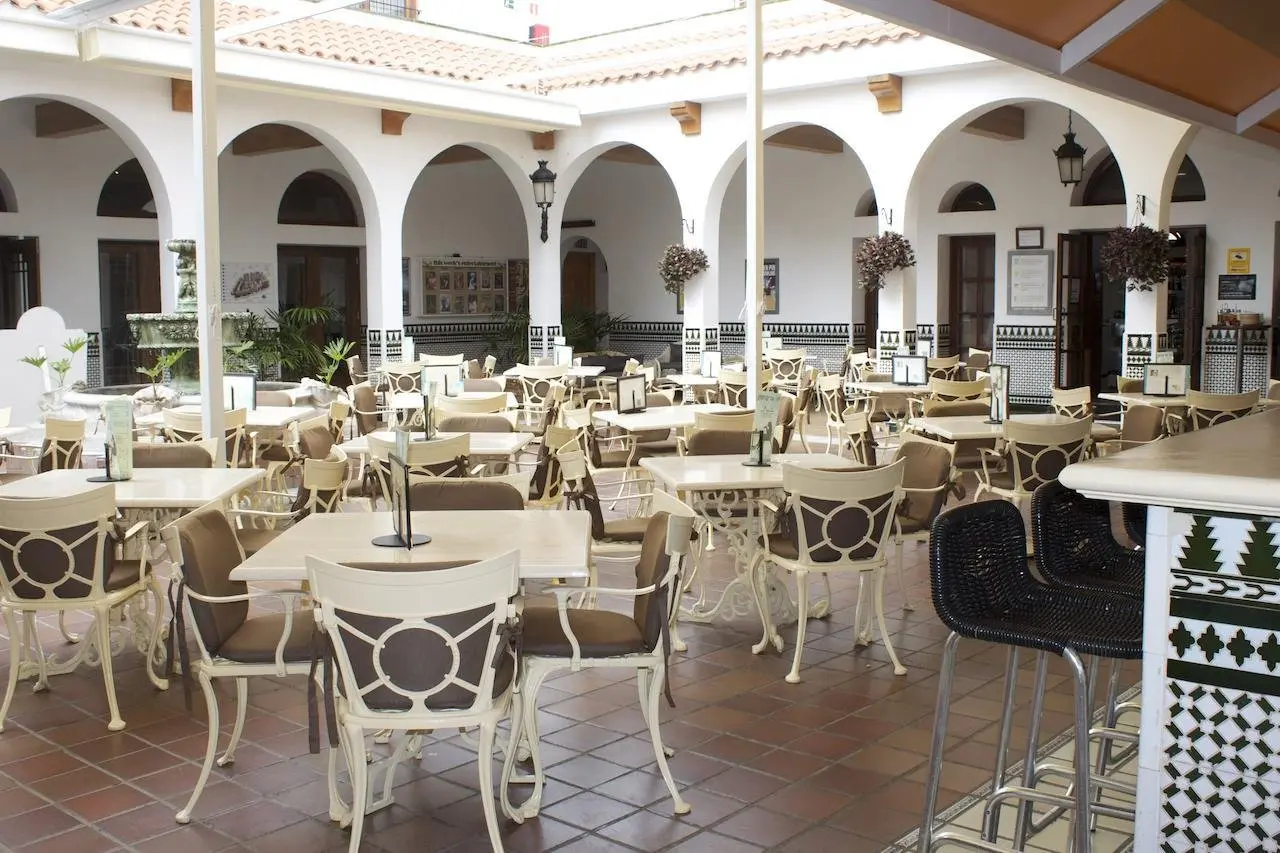 Restauracja i jedzenie w hotelu Ona Beverly Hills Heights