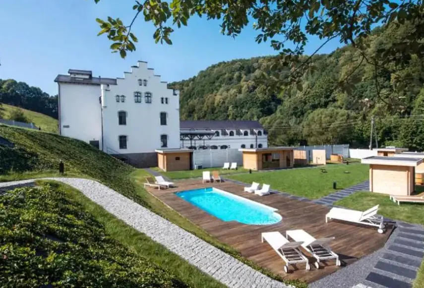Basen w hotelu Pałac Jugowice Luxury