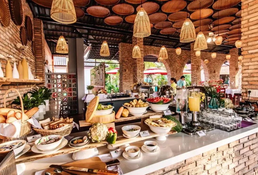 Restauracja i jedzenie w hotelu Palm Hill Resort Phu Quoc