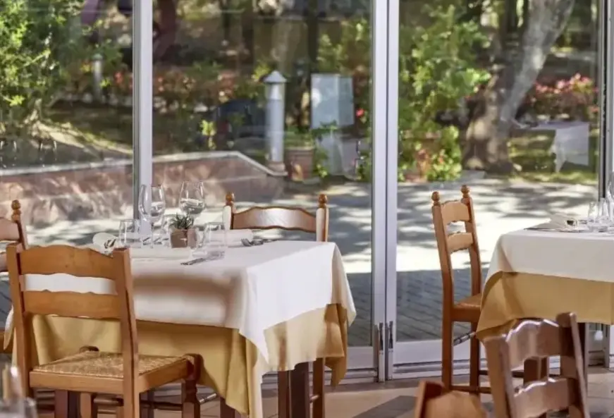 Restauracja i jedzenie w hotelu Park Hotel I Lecci