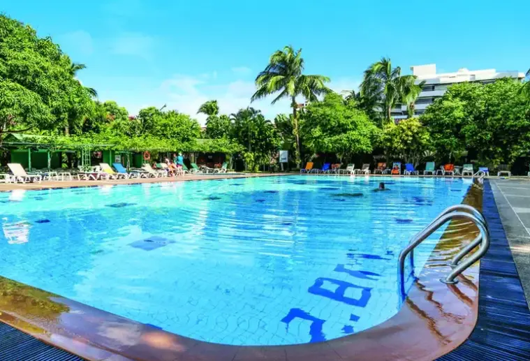 Basen w hotelu Patong Resort