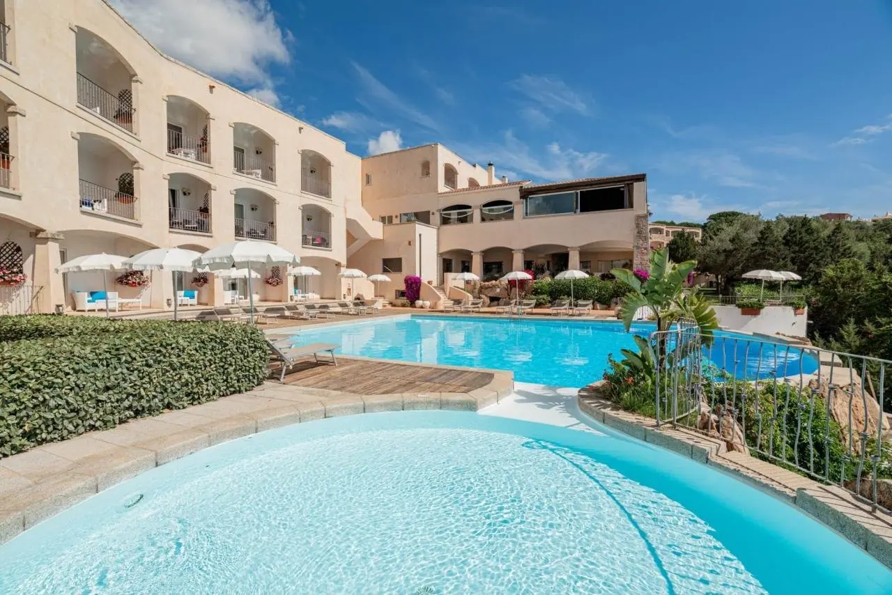 Basen w hotelu Petra Bianca