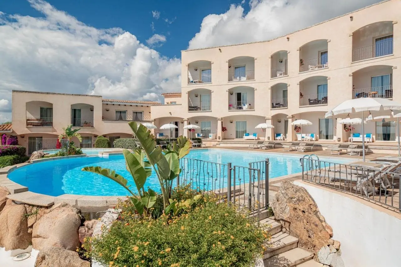 Basen w hotelu Petra Bianca