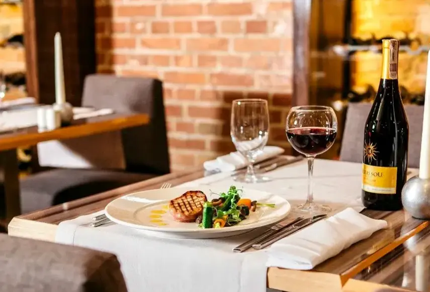Restauracja i jedzenie w hotelu Q Hotel Grand Cru Gdańsk