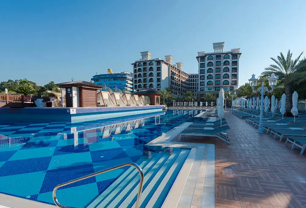 Basen w hotelu Quattro Beach Spa