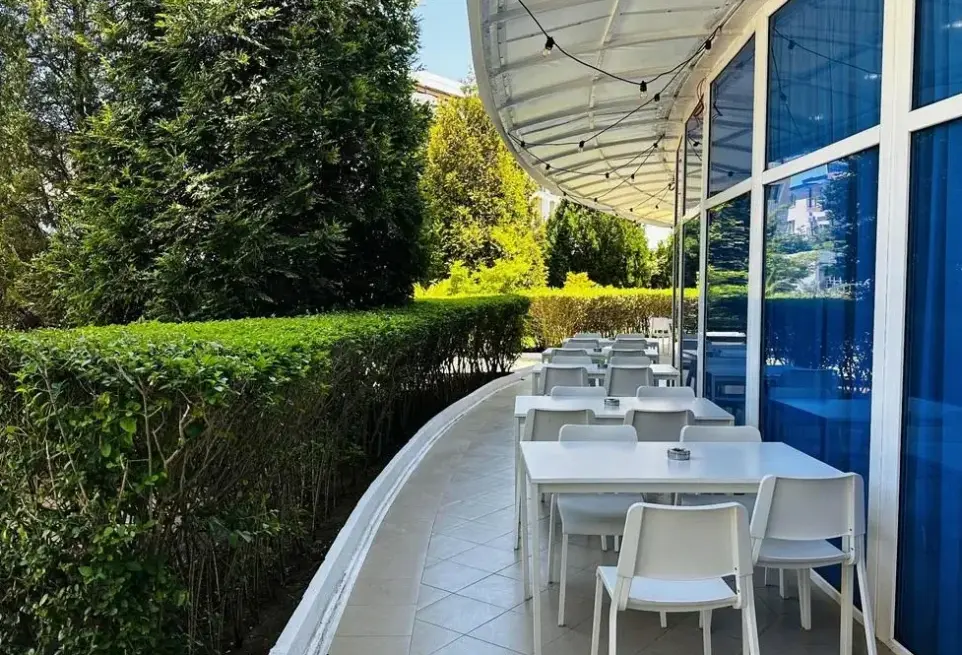 Restauracja i jedzenie w hotelu Queen Nelly