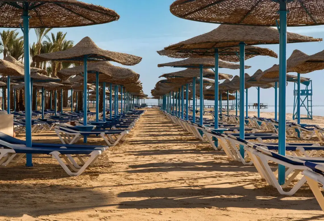 Plaża przy hotelu Radisson Individuals Marina Port Ghalib (ex. Sunrise Marina Resort)