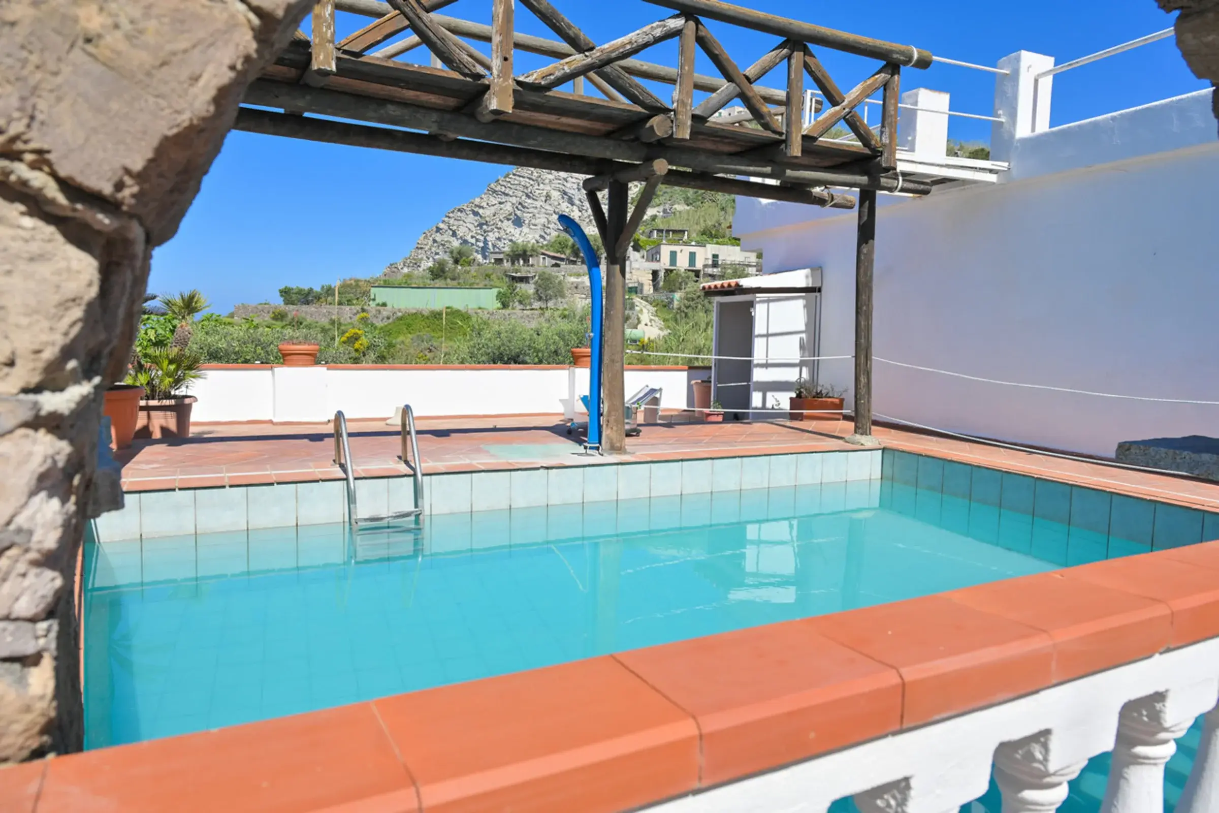 Basen w hotelu Resort Punto Azzurro