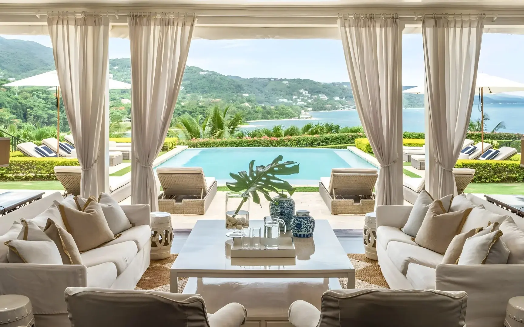 Widok z hotelu Round Hill Hotel and Villas