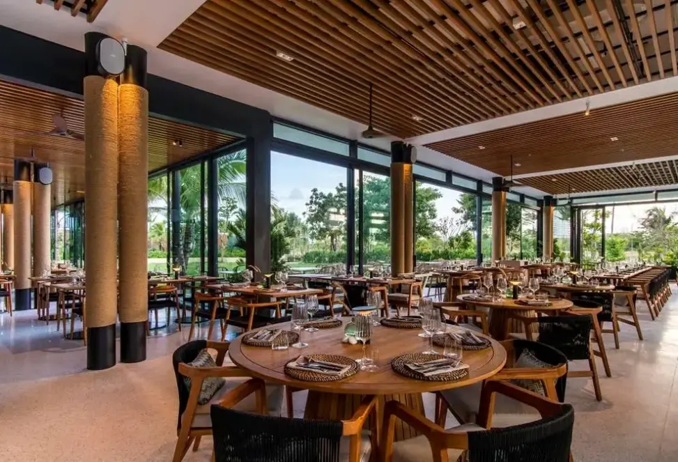 Restauracja i jedzenie w hotelu Sailing Club Signature Resort Phu Quoc