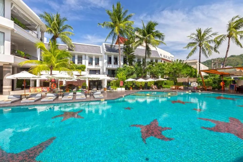 Basen w hotelu Sawaddi Patong Resort