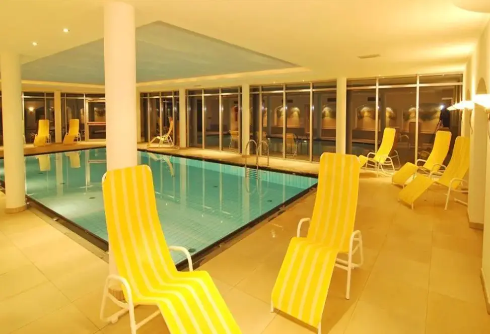 Basen w hotelu Scherlin