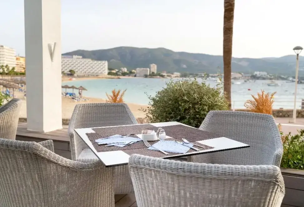 Restauracja i jedzenie w hotelu Seramar Comodoro Playa (Palma Nova)