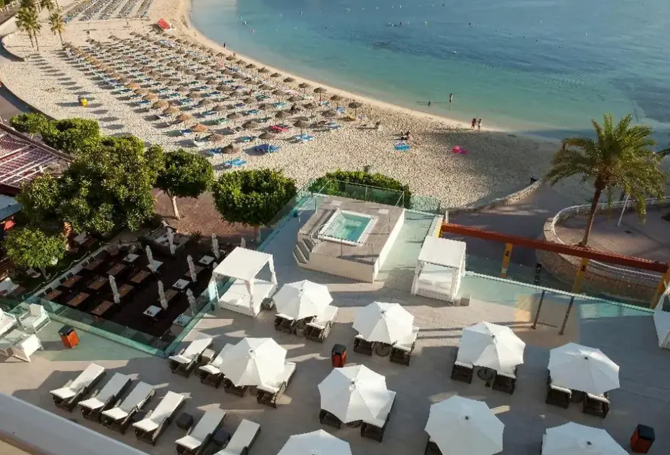 Basen w hotelu Seramar Comodoro Playa (Palma Nova)