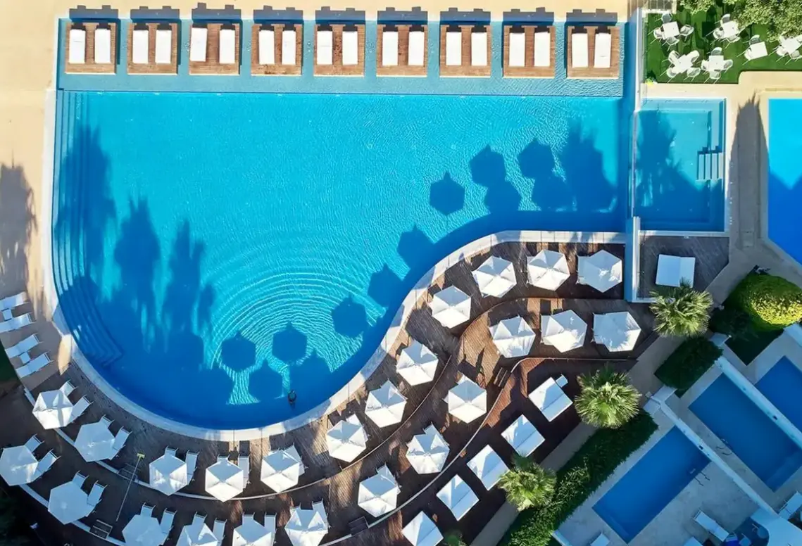 Basen w hotelu So White Club Resort