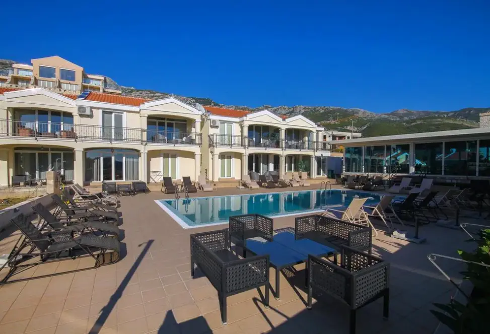 Basen w hotelu Spa Resort Becici