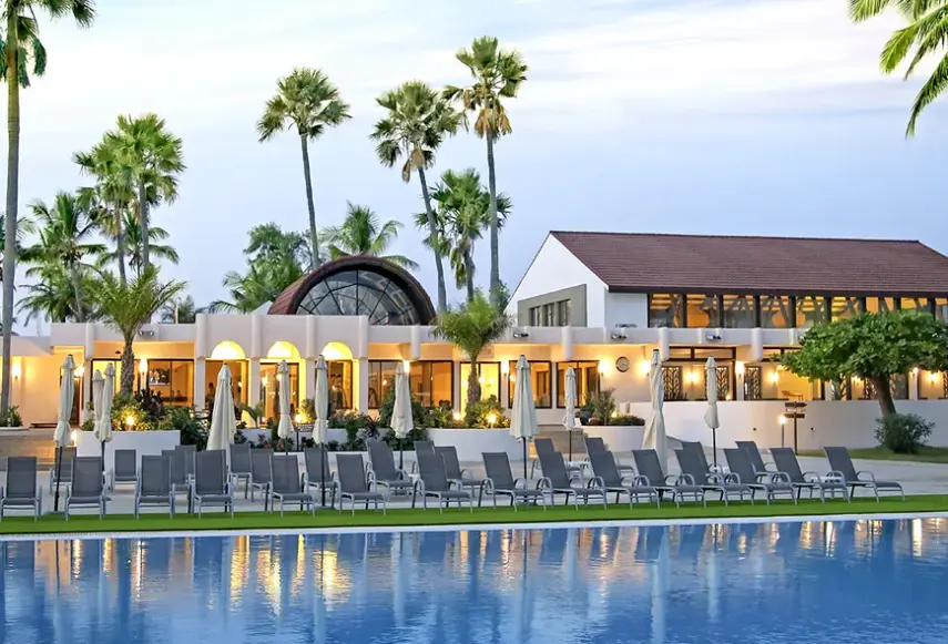 Basen w hotelu Sun Beach (Bakau)