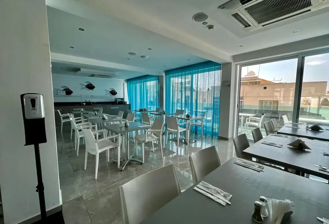 Restauracja i jedzenie w hotelu Sunny Blue (Aya Napa)