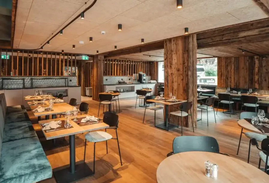 Restauracja i jedzenie w hotelu Swiss Budget Alpenhotel