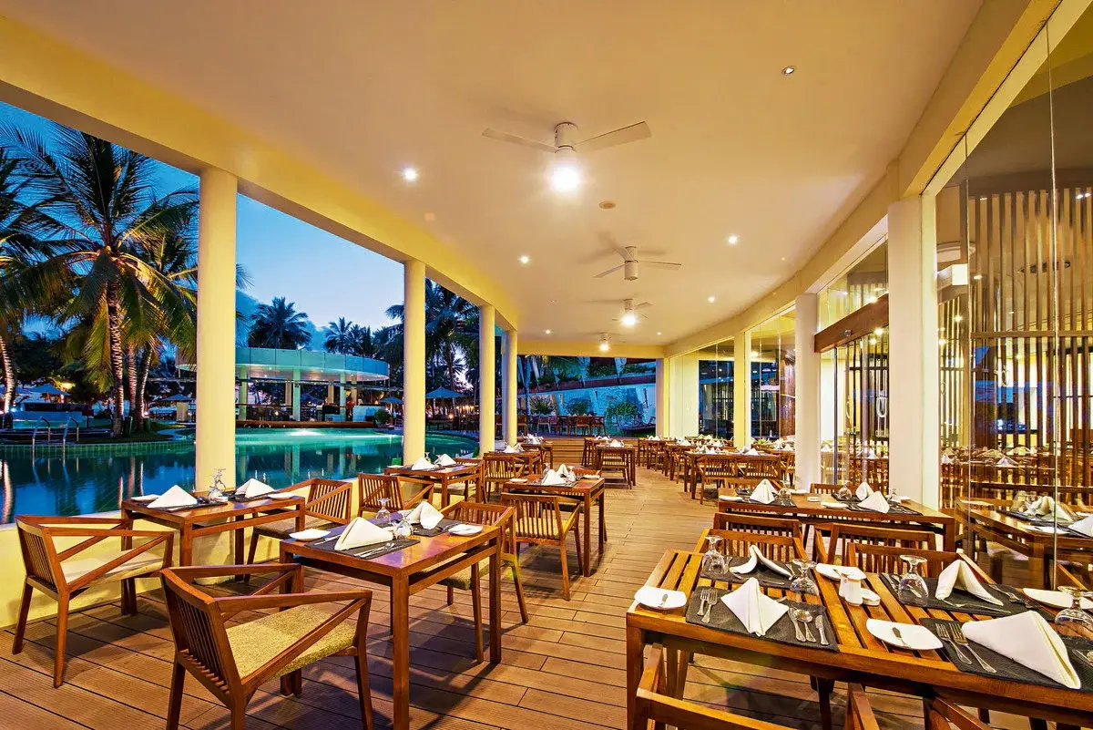 Restauracja i jedzenie w hotelu The Eden Beruwala