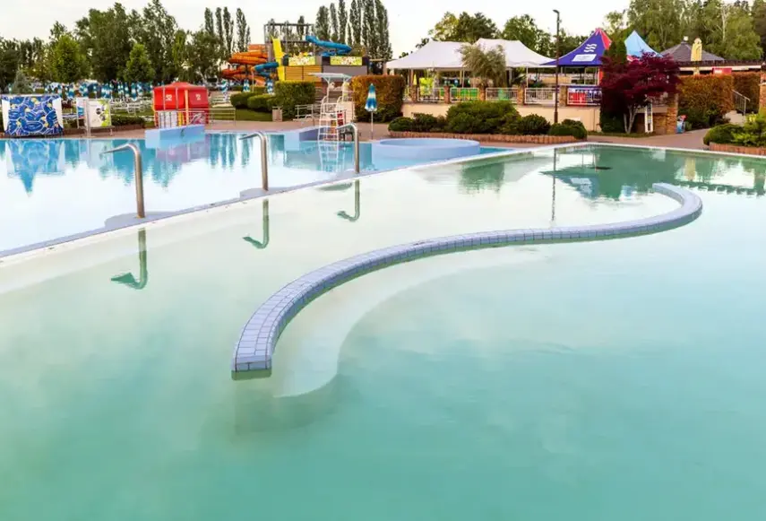 Basen w hotelu Thermalpark (Dunajska Streda)
