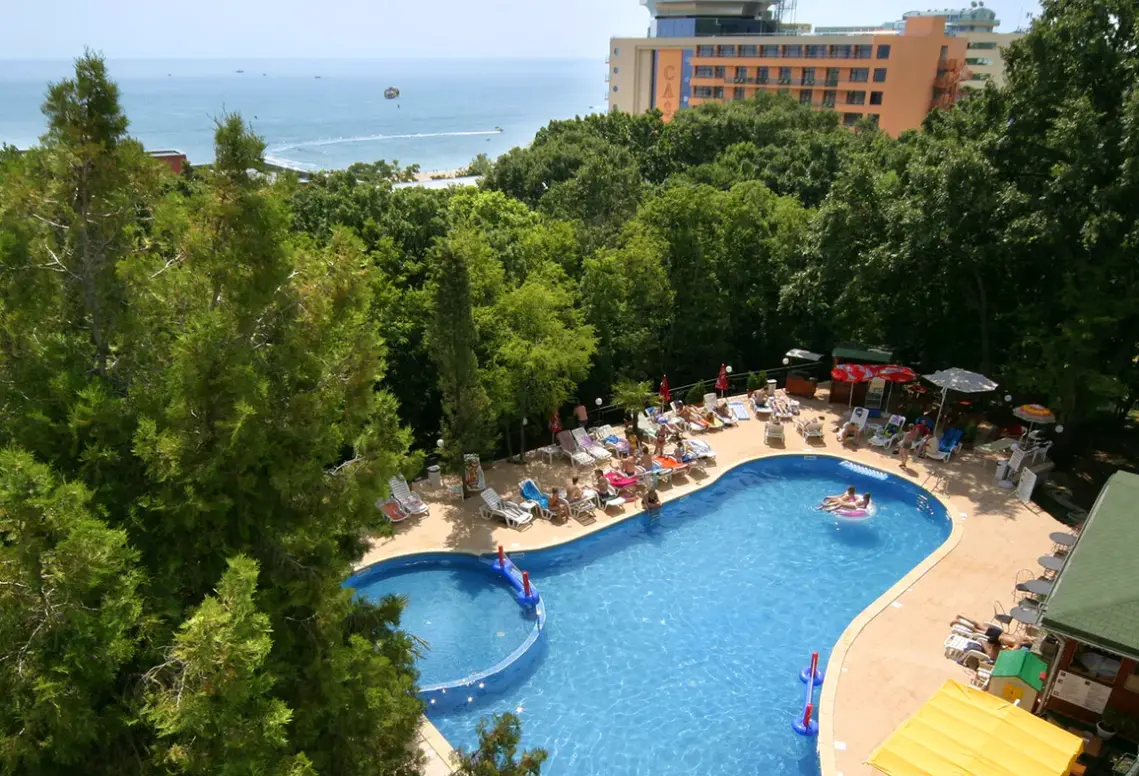 Basen w hotelu Tintyava