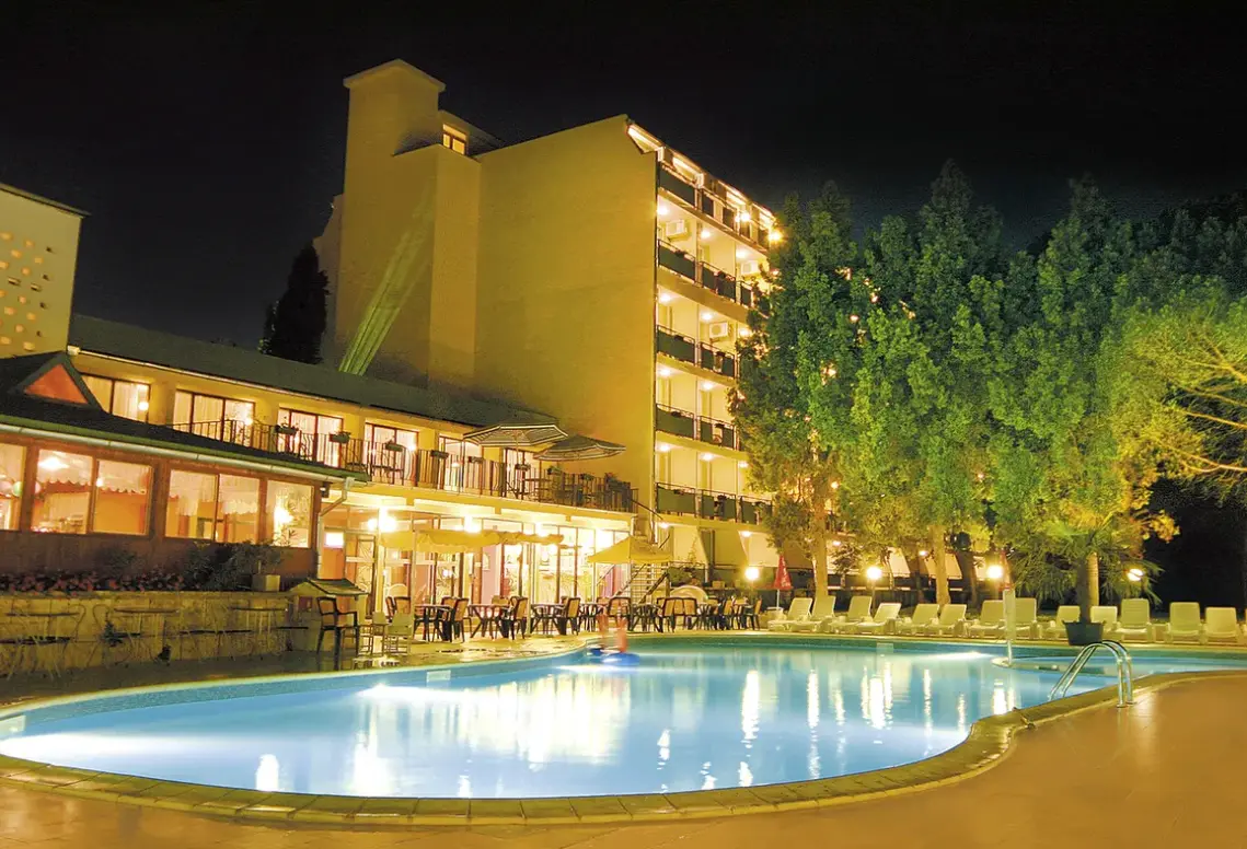 Basen w hotelu Tintyava