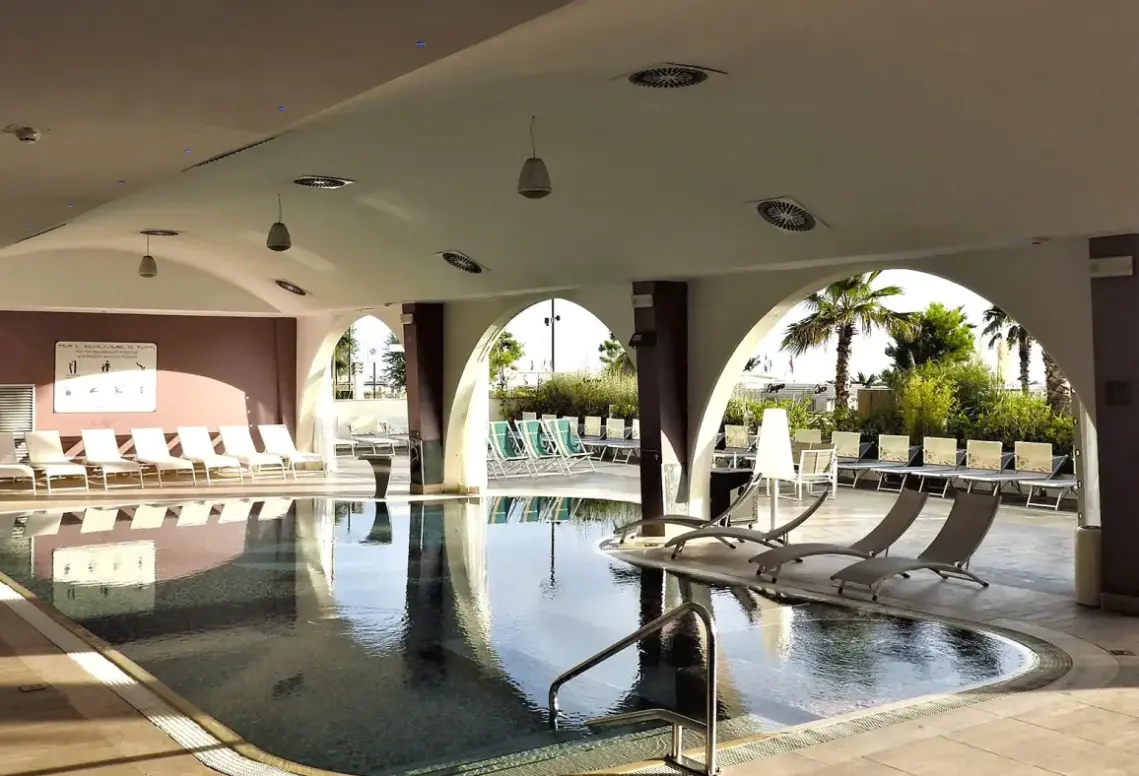 Basen w hotelu Touring (Rimini)