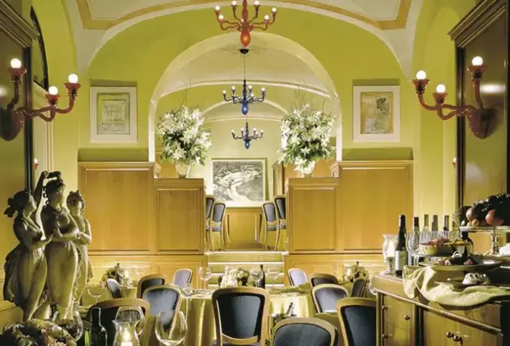 Restauracja i jedzenie w hotelu Una Empire Roma