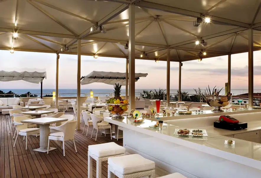 Restauracja i jedzenie w hotelu Una Versilia Esperienze