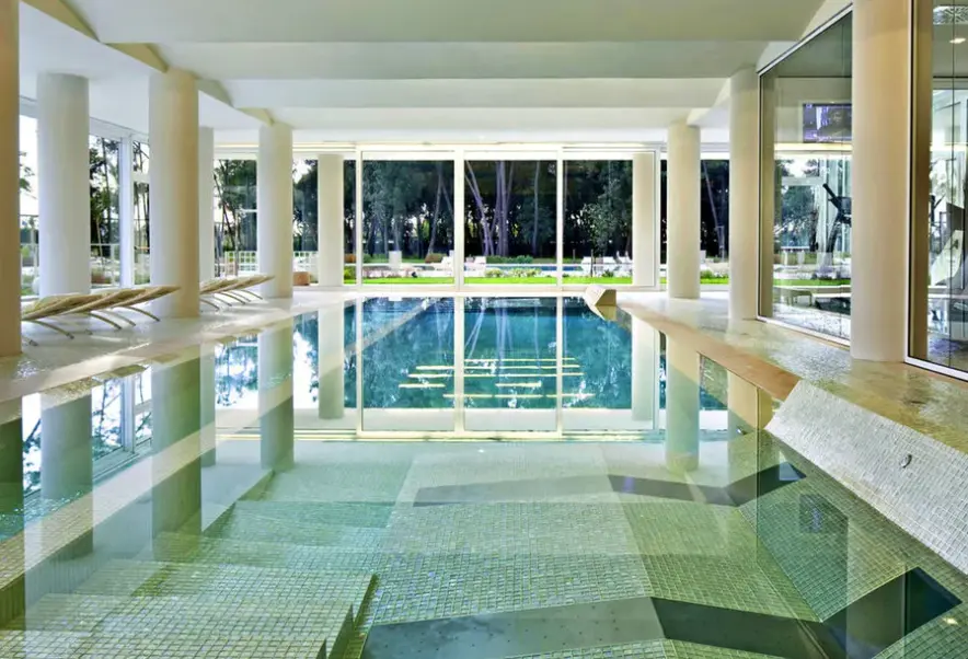 Basen w hotelu Una Versilia Esperienze