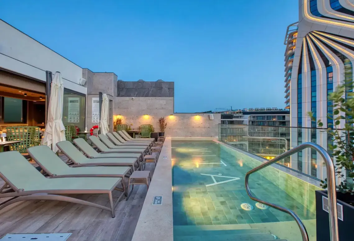Basen w hotelu Vita Hotel & Rooftop (St. Julian's)
