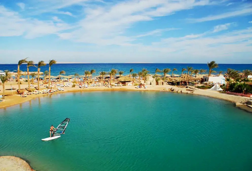 Plaża przy hotelu White Valley Palace (ex. Emerald Beach & Resort)