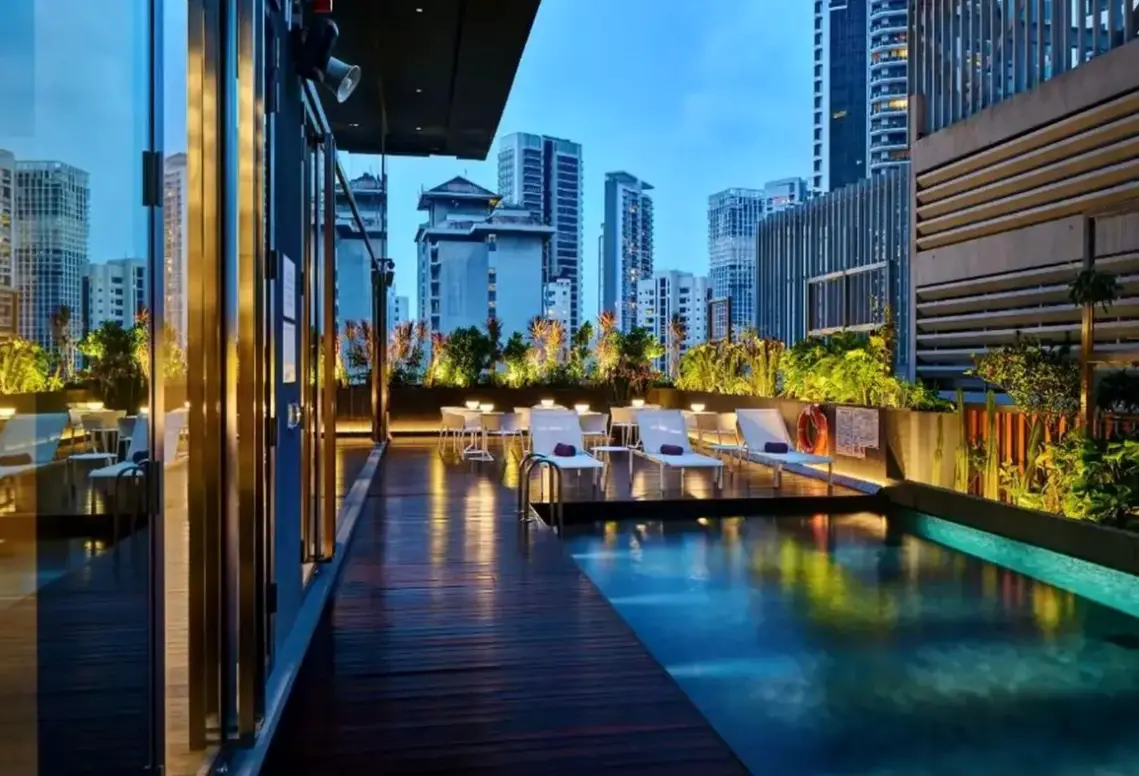 Basen w hotelu Yotel Singapore