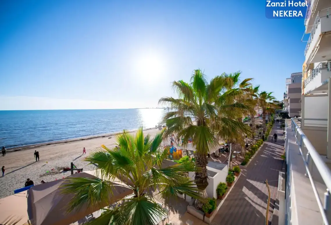 Plaża przy hotelu Zanzi (Golem)