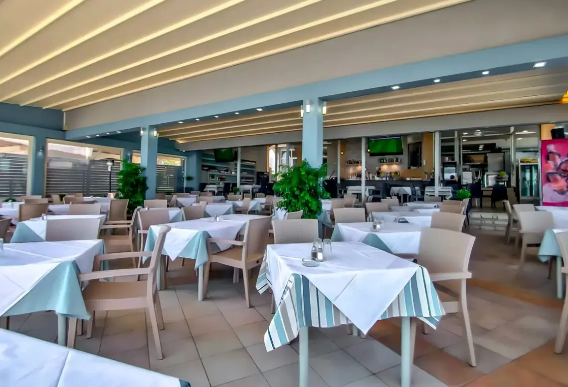 Restauracja i jedzenie w hotelu Aktypis Beach Studios