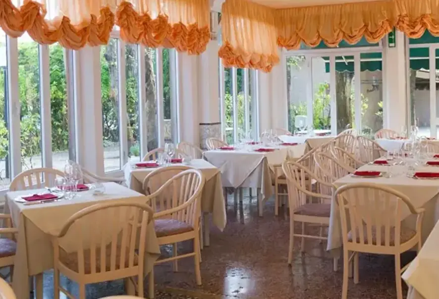 Restauracja i jedzenie w hotelu Albergo Battelli