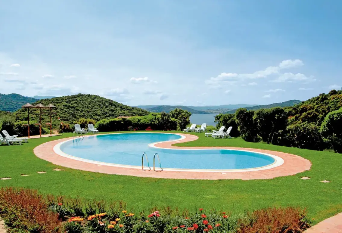 Basen w hotelu Aldiola Country Resort