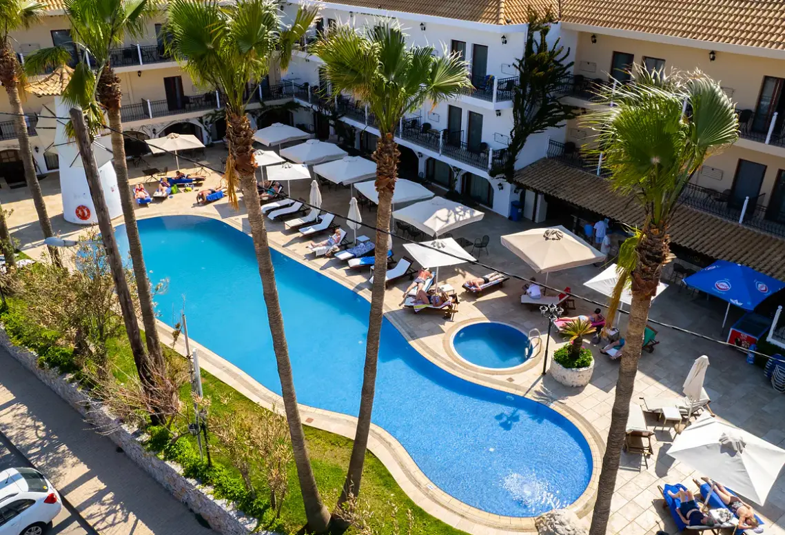 Basen w hotelu Almyrida Beach (Chania)