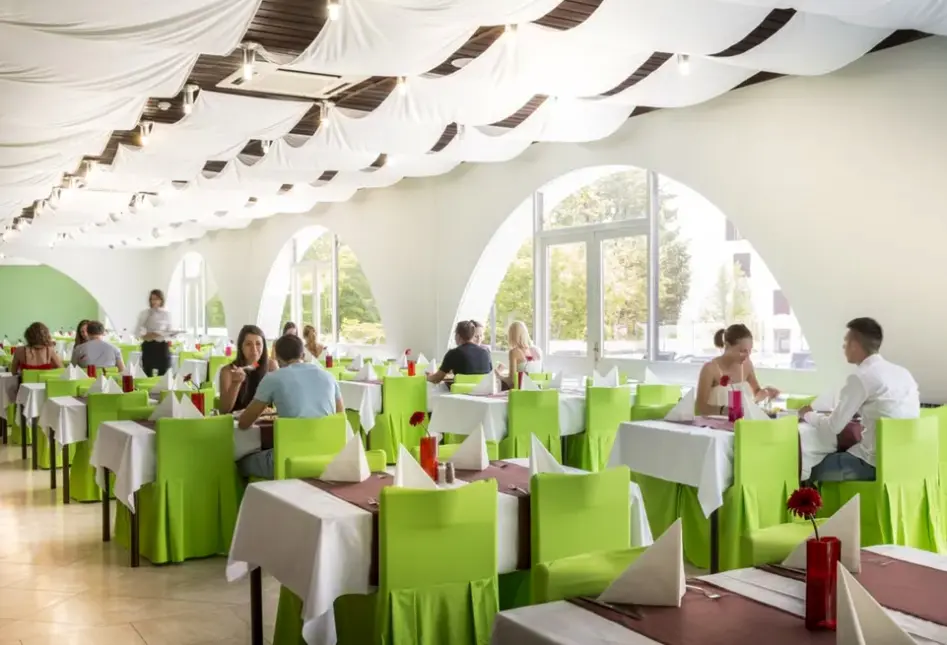 Restauracja i jedzenie w hotelu Aminess Magal Maradiso (ex. Beli Kamik Resort)