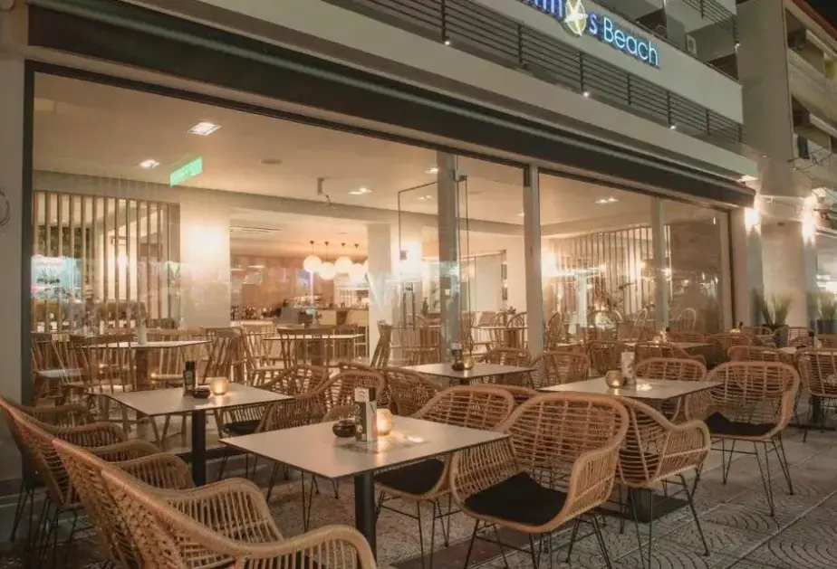 Restauracja i jedzenie w hotelu Ammos Beach Seaside Luxury Suites