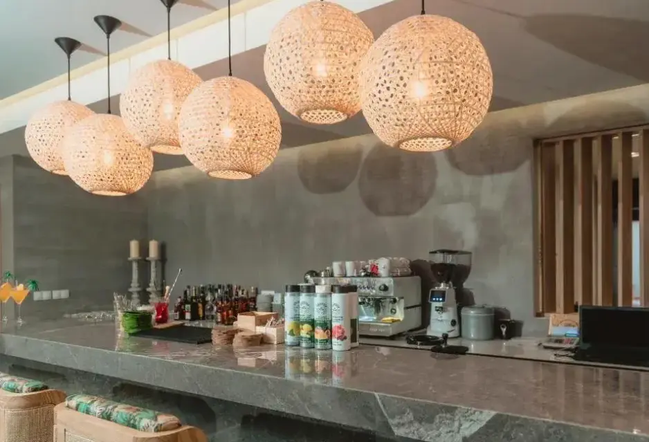 Restauracja i jedzenie w hotelu Ammos Beach Seaside Luxury Suites