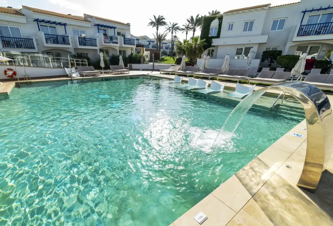 Basen w hotelu Apartamentos Parque Nereida