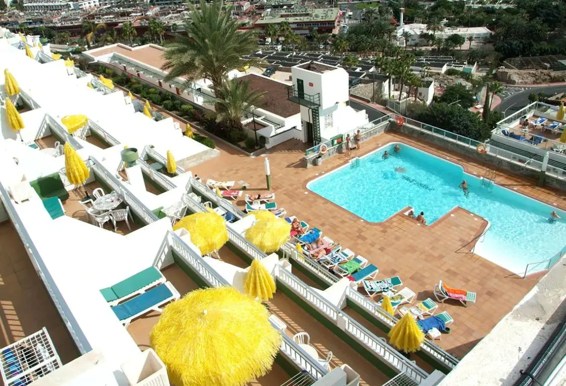 Basen w hotelu Apartamentos Servatur Montebello