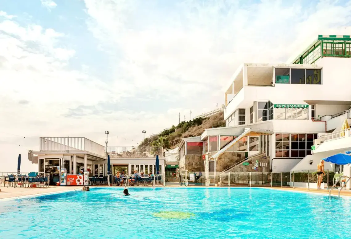Basen w hotelu Apartamentos Servatur Montebello
