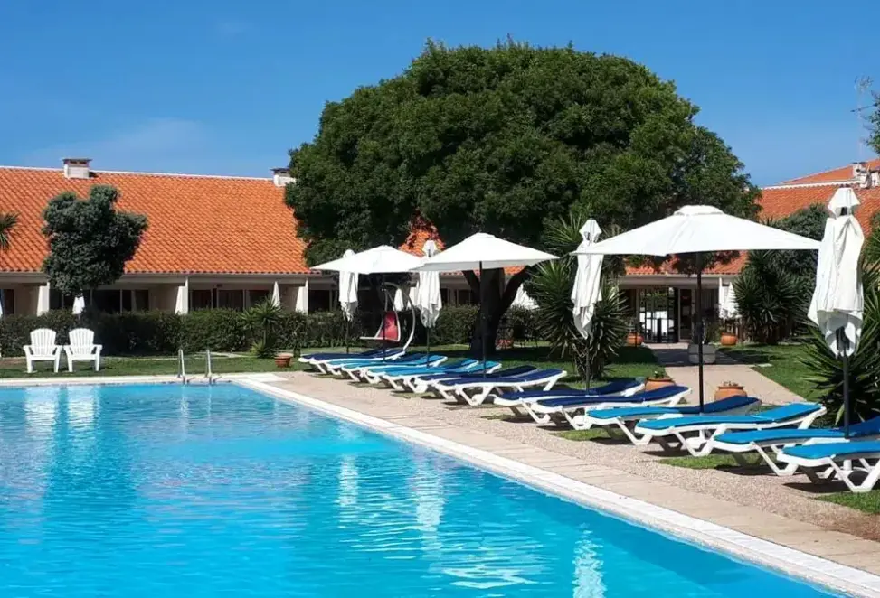Basen w hotelu Apartamentos Turisticos Pinhal da Foz