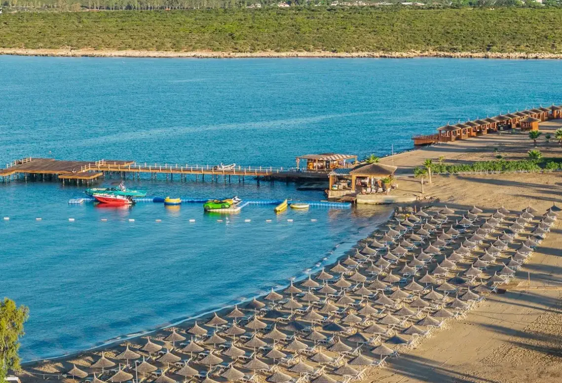 Plaża przy hotelu Aquasis Deluxe Resort & Spa
